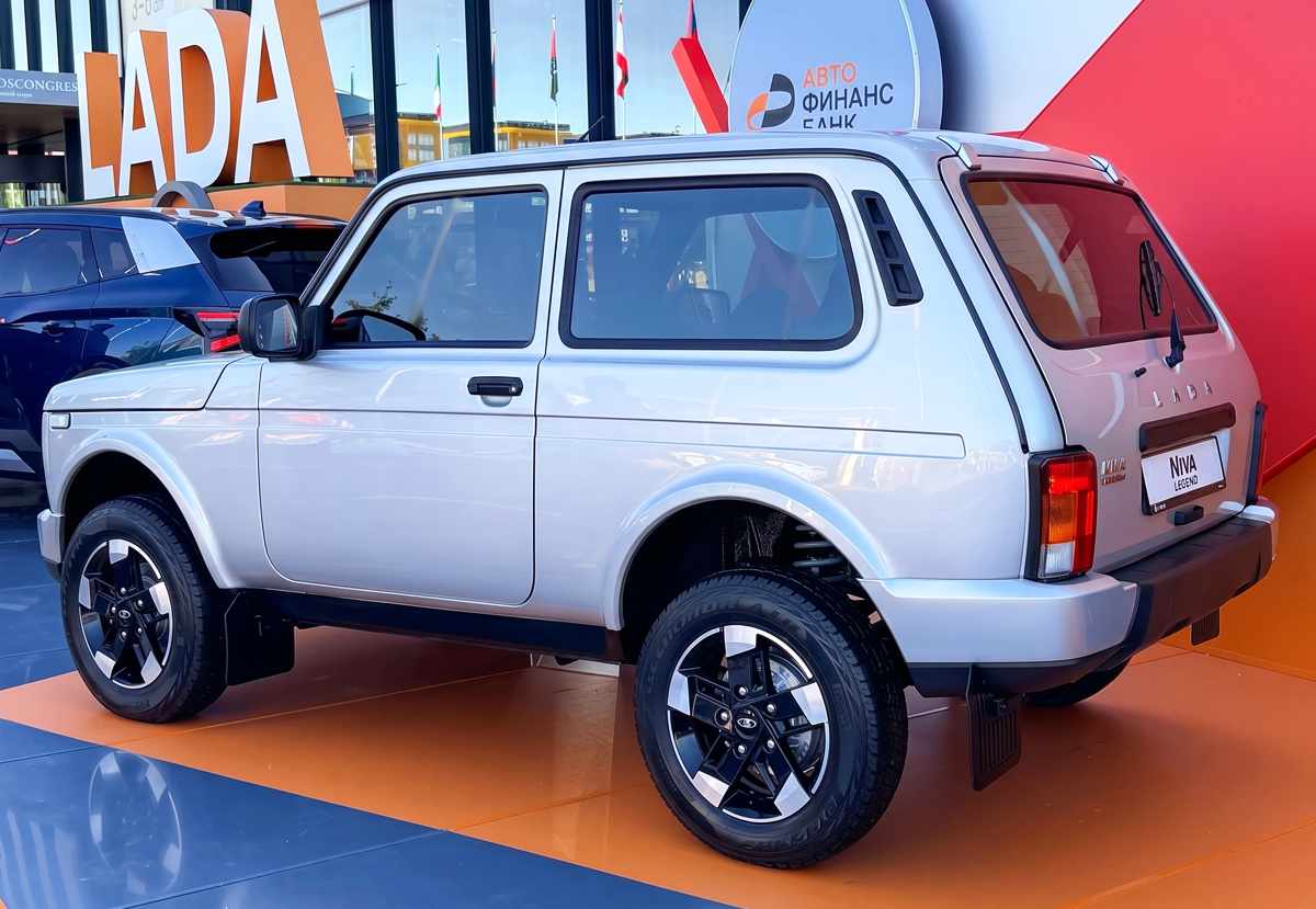 Vista tres cuartos trasera del Lada Niva Legend color plata, resaltando sus tradicionales luces verticales, el portón trasero que ahora cuenta con acero galvanizado y el despeje libre al suelo.