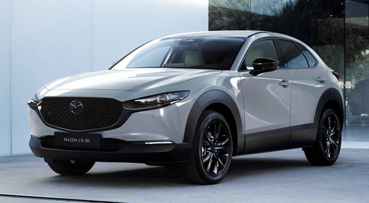 Vista frontal de tres cuartos de la renovada Mazda CX-30 2027 luciendo el inédito color exterior Gris Aéreo, destacando su gran parrilla negra y faros LED afilados.