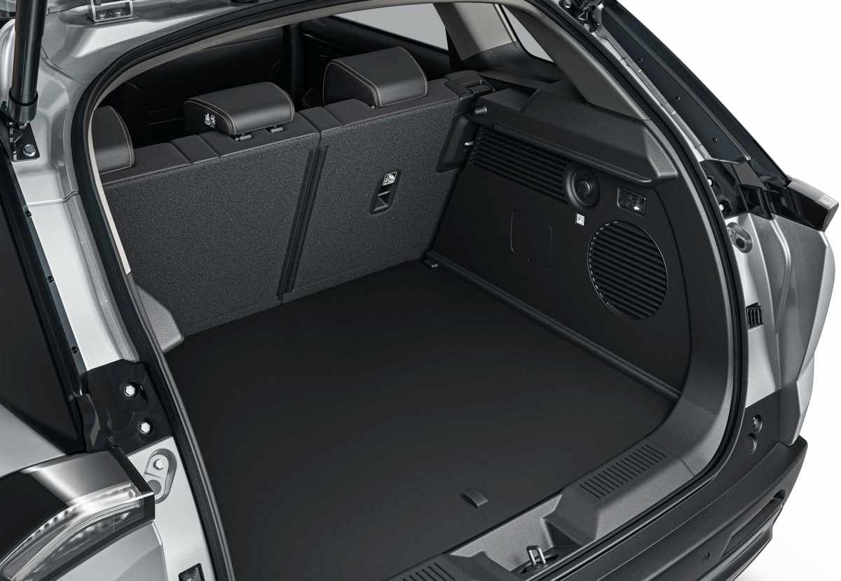 Espacio de carga del maletero de la Suzuki Across completamente vacío, mostrando su capacidad de 333 litros y el piso plano recubierto en material oscuro.