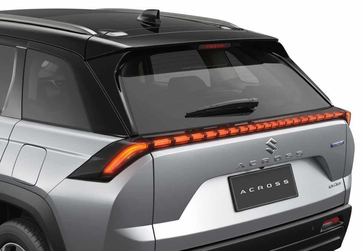 Detalle de la compuerta trasera de la Suzuki Across enfocando la delgada barra de luces LED rojas segmentadas, el emblema de la marca y la insignia Hybrid.