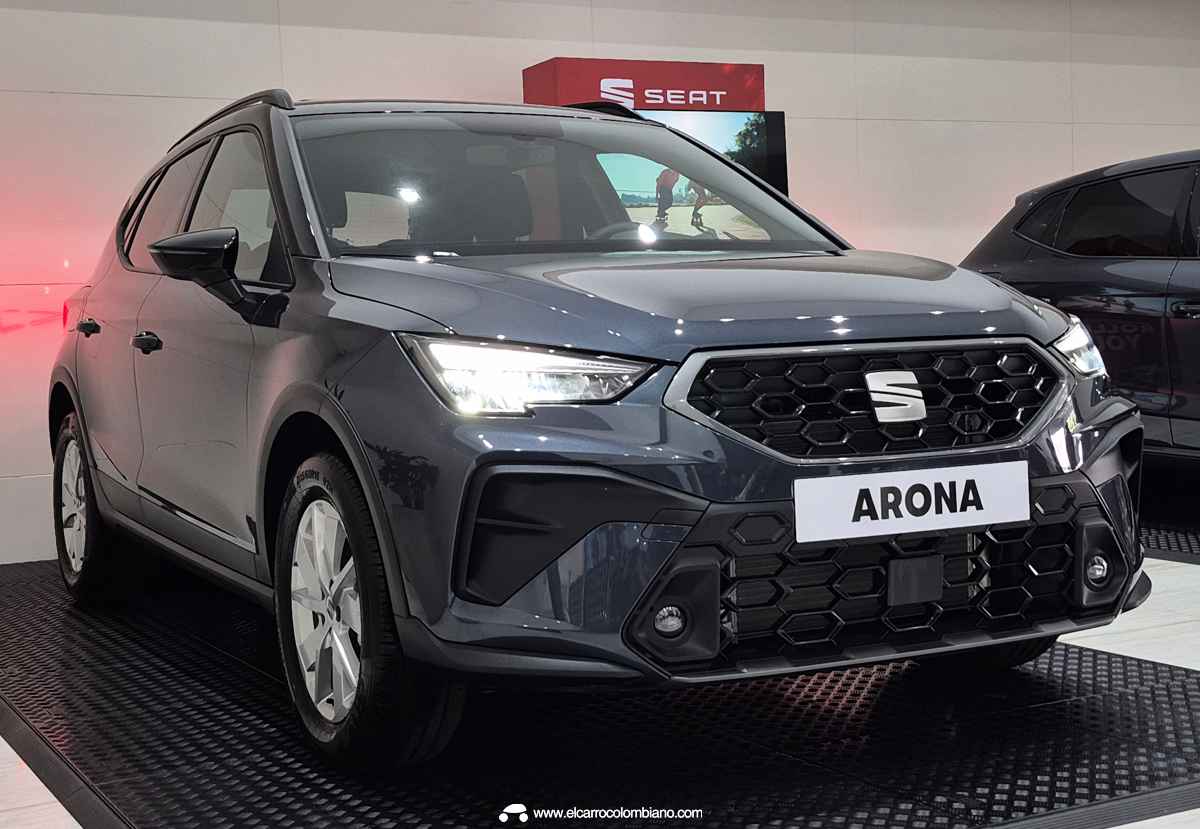 Ángulo inferior frontal de la SEAT Arona Style 2026, detallando las nuevas luces exploradoras reubicadas en la toma de aire y las líneas aerodinámicas del parachoques.