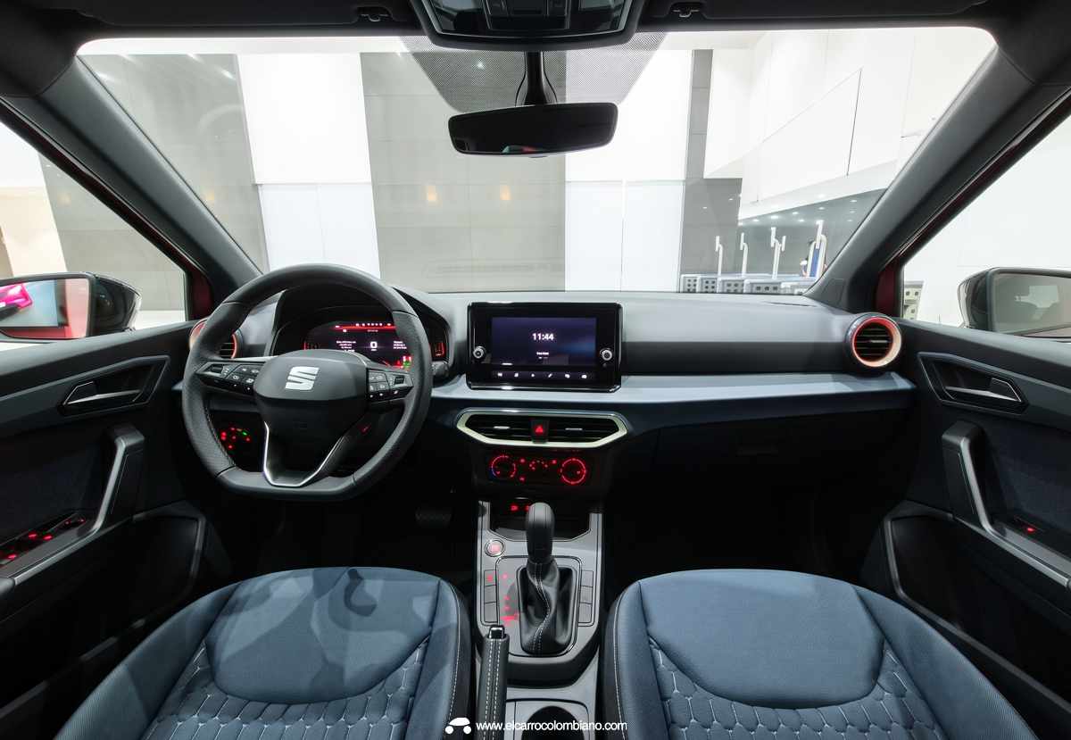 Diseño del tablero interior de la SEAT Arona Style, enfocando el volante multifunción forrado en cuero, el cuadro digital de 8 pulgadas y la pantalla táctil central.