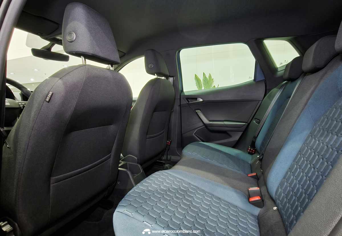 Espacio interior de las plazas traseras en la SEAT Arona Style, destacando la nueva tapicería en tela con patrón de hexágonos azules y negros.