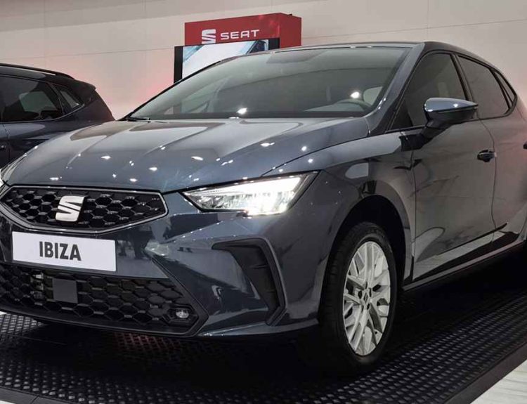 Vista frontal de tres cuartos del renovado hatchback SEAT Ibiza Style color Gris Magnético, exhibido en vitrina y destacando su nueva parrilla hexagonal y faros LED.