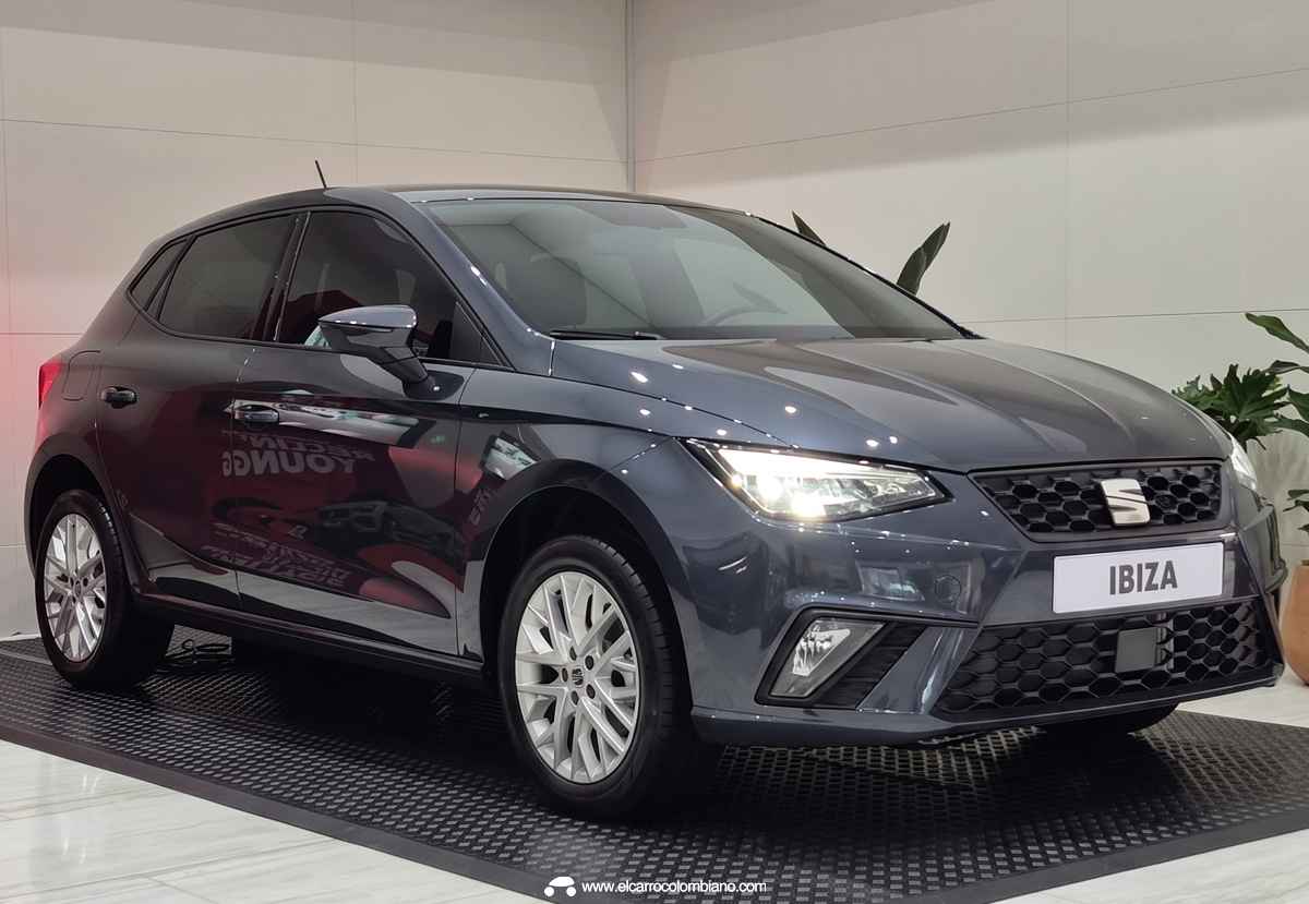 Ángulo inferior frontal del SEAT Ibiza Style 2026, resaltando la firma lumínica de sus luces diurnas LED triangulares y las tomas de aire aerodinámicas del parachoques.