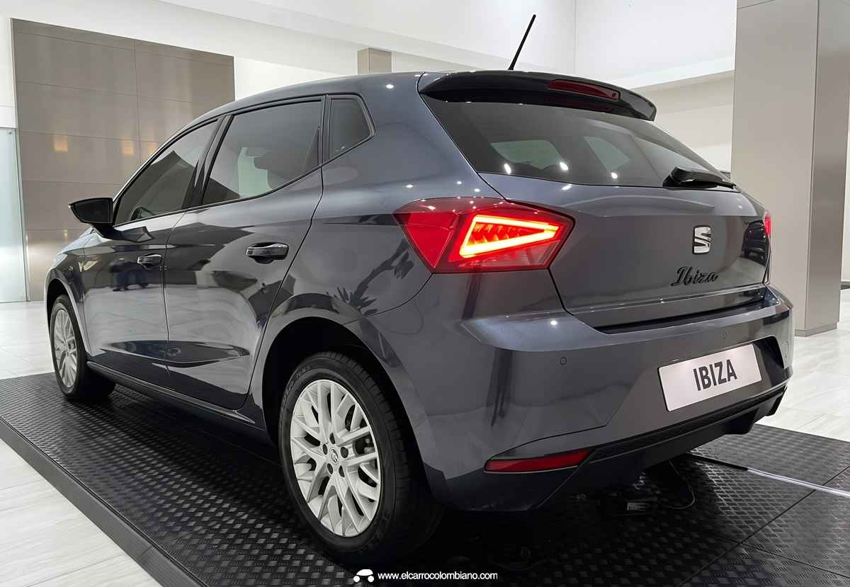 Perspectiva trasera de tres cuartos del SEAT Ibiza 2026, mostrando la caída del techo, las luces traseras LED y el nuevo formato de la tipografía del emblema Ibiza.