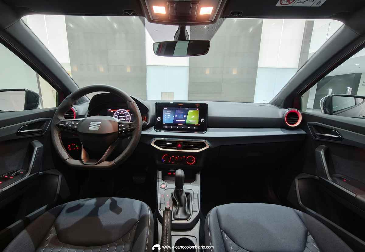 Diseño del habitáculo interior del SEAT Ibiza Style, enfocando el volante multifunción en cuero, la iluminación ambiental en las salidas de aire y la pantalla táctil de 8,2 pulgadas.