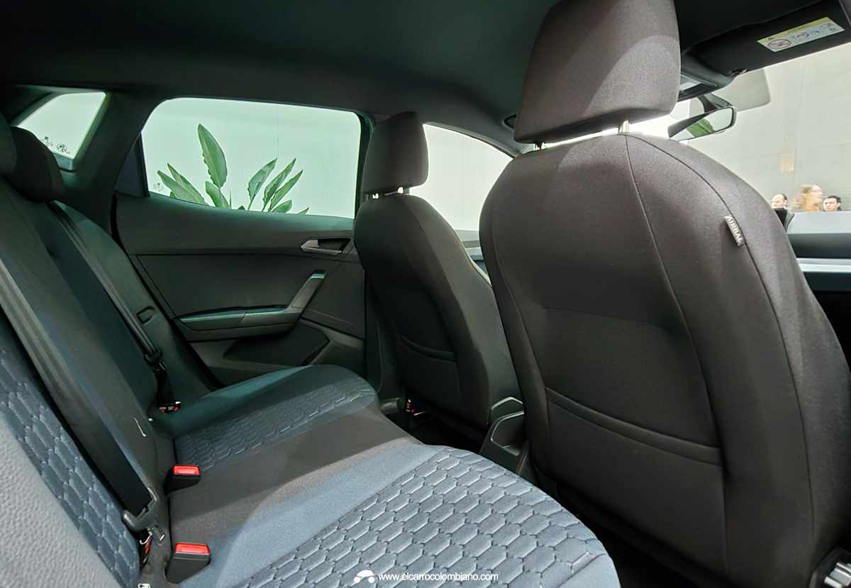 Espacio interior de las plazas traseras en el SEAT Ibiza Style, destacando los anclajes Isofix y la nueva tapicería que combina tela azul y negra con un patrón hexagonal.