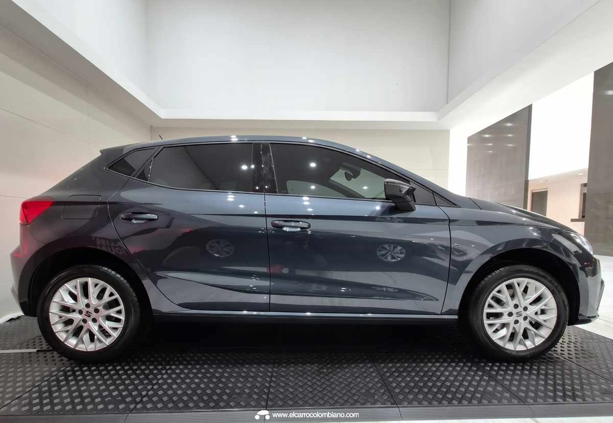 Silueta lateral completa del hatchback SEAT Ibiza Style color Gris Magnético, exhibiendo sus líneas de tensión deportivas y rines de aleación de aluminio de 16 pulgadas.