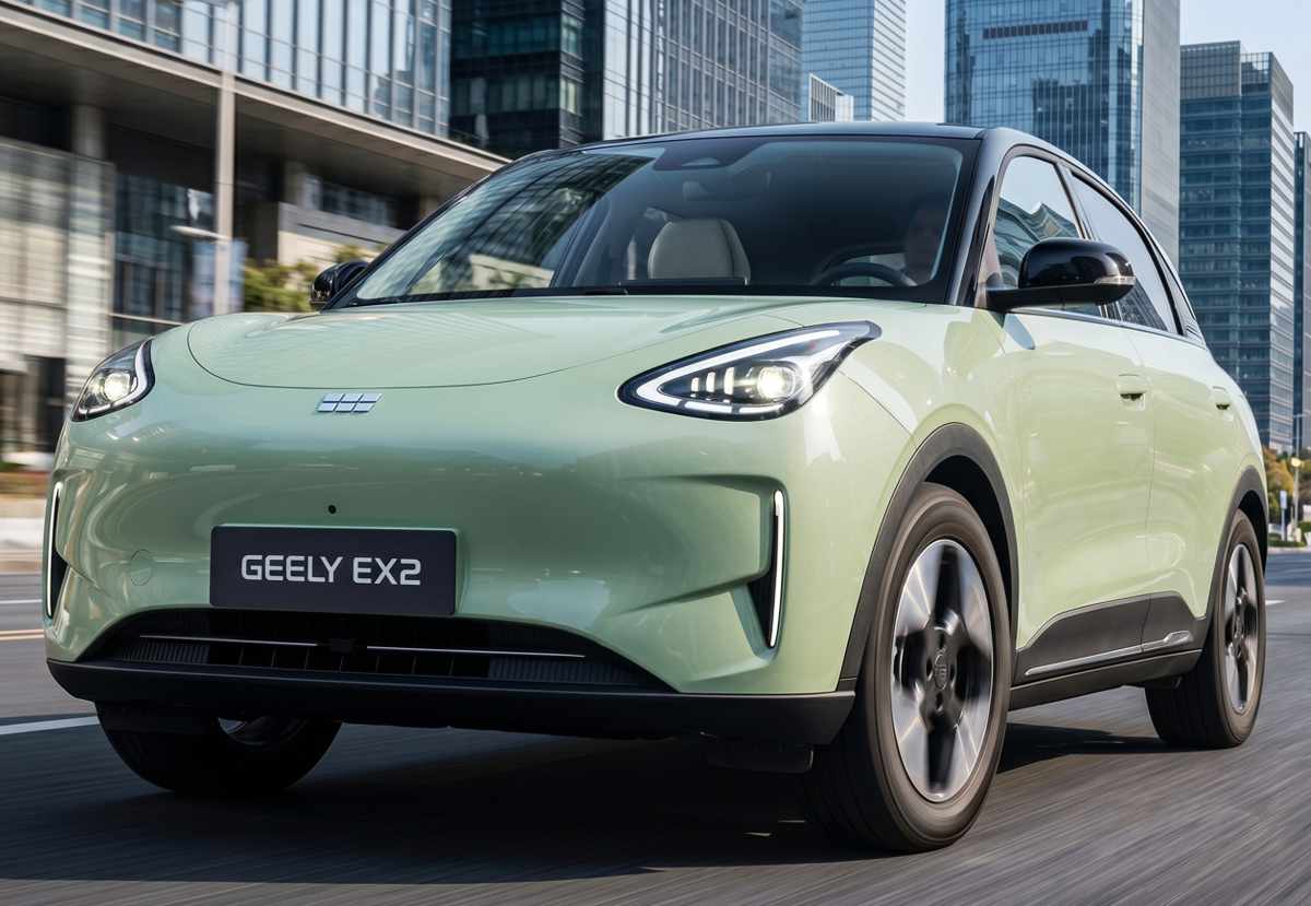 Vista frontal en movimiento del hatchback eléctrico Geely EX2 color verde claro recorriendo una amplia vía urbana, destacando su diseño aerodinámico de líneas limpias y luces diurnas afiladas.