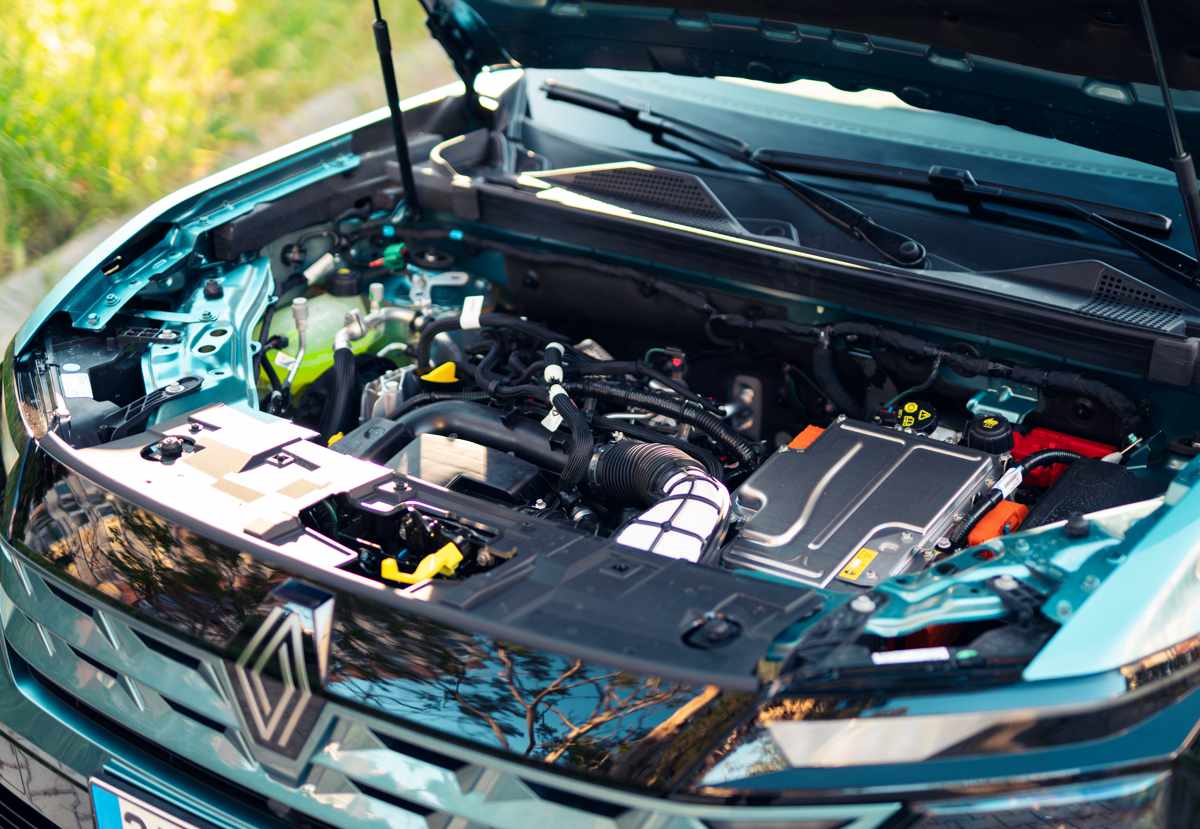 Compartimiento del motor abierto de la Renault Boreal Híbrida, exhibiendo la disposición de los componentes mecánicos, cableado y el sistema de propulsión E-Tech.