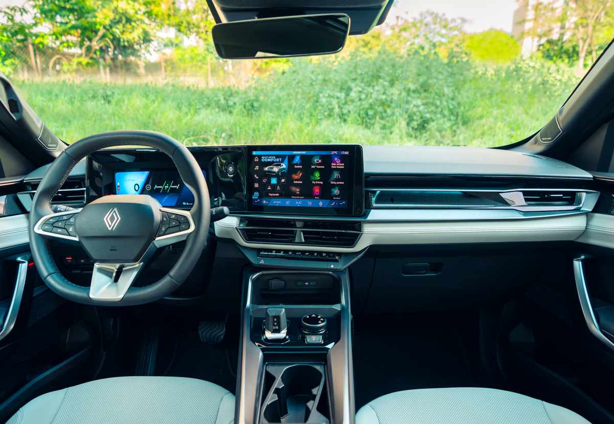 Diseño interior de la cabina de la Renault Boreal Híbrida, destacando el volante multifunción, la instrumentación digital y la gran pantalla central multimedia openR Link de 10 pulgadas.