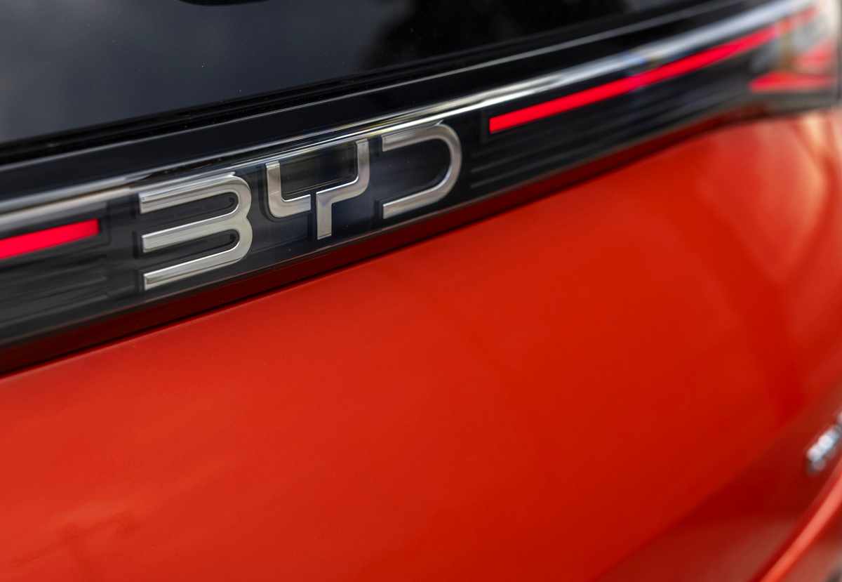 Fotografía en detalle del emblema trasero con las letras BYD integradas en la franja lumínica del portón del nuevo Dolphin híbrido enchufable.