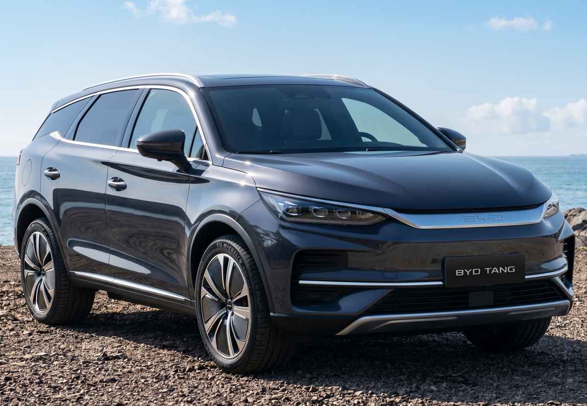 Fotografía de archivo del actual modelo de BYD Tang color gris oscuro estacionado junto al mar, utilizado como referencia de la generación vigente en Colombia.