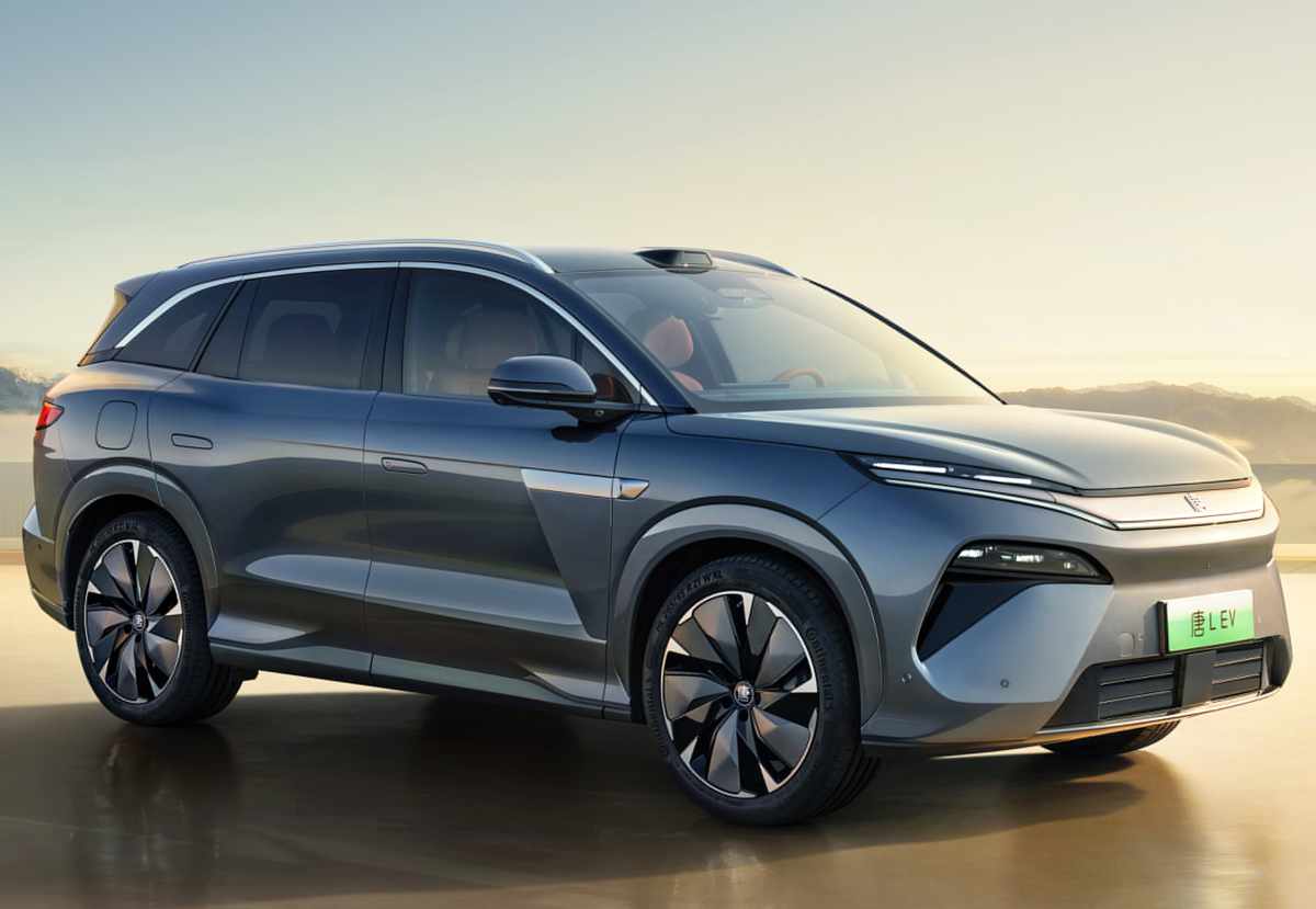 Vista frontal de tres cuartos del nuevo BYD Tang L EV (Atto 8) color gris oscuro metalizado, destacando su diseño vanguardista con ópticas LED afiladas, rines bitono aerodinámicos, manijas de puertas encastradas y placa verde de vehículo ecológico.