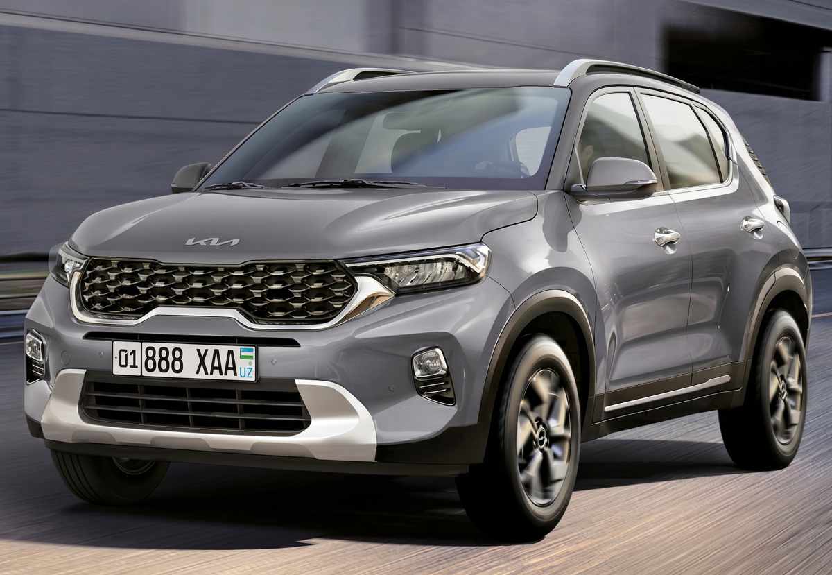 Vista frontal de tres cuartos de una camioneta Kia Sonet gris con placa de Uzbekistán, modelo ensamblado localmente por la fábrica privada ADM Jizzakh.