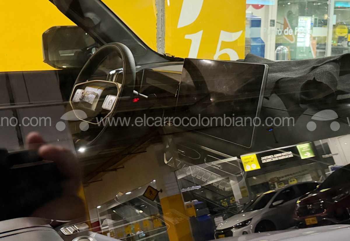 Fotografía espía del interior de la Nissan Frontier Pro híbrida tomada desde la ventana, revelando un enorme panel digital continuo para la instrumentación y el centro multimedia.