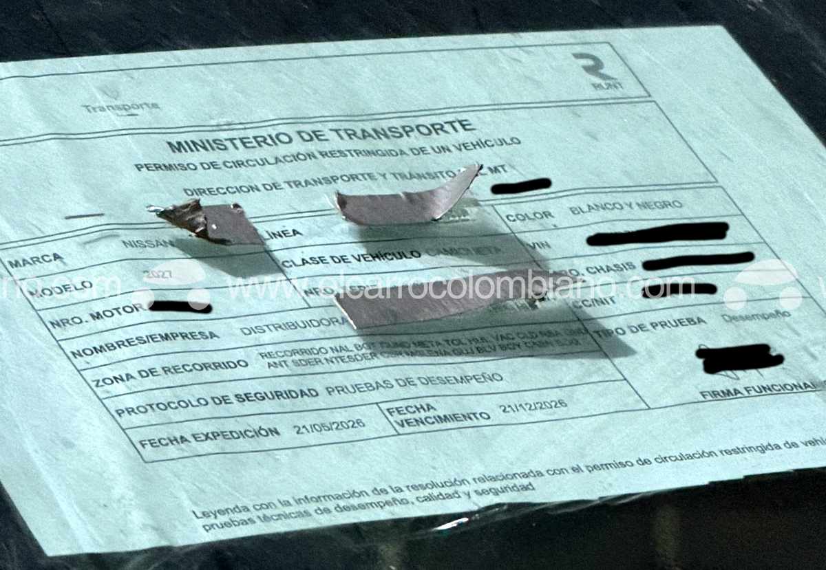 Detalle en primer plano del permiso especial de circulación del Ministerio de Transporte de Colombia, visible en el parabrisas de la unidad de pruebas de Nissan.