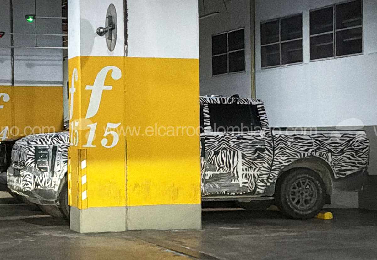 Fotografía de la Nissan Frontier Pro híbrida camuflada, asomándose detrás de un pilar amarillo en los estacionamientos del Centro Comercial Cacique.