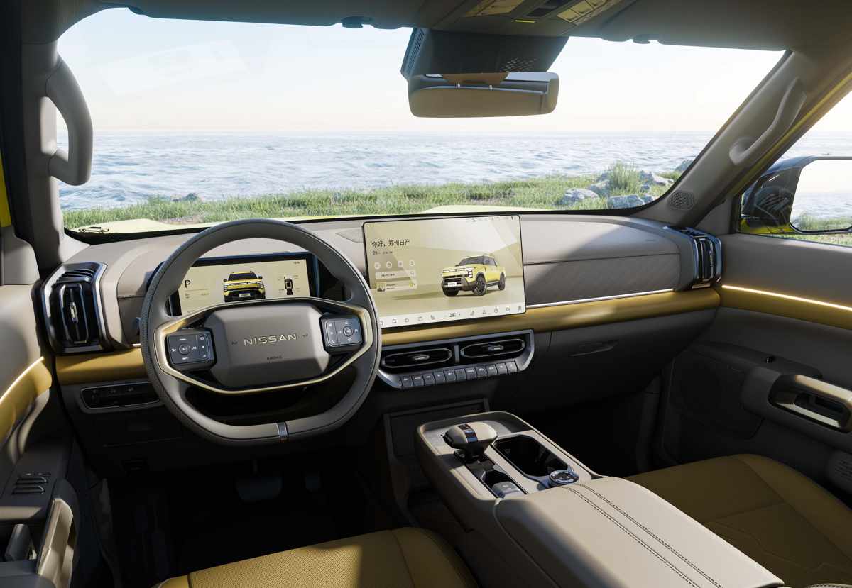 Diseño interior moderno y refinado de la Nissan Frontier Pro PHEV, destacando su volante multifunción de base plana, asientos en cuero sintético y el enorme conjunto de pantallas digitales para la instrumentación y el centro multimedia.