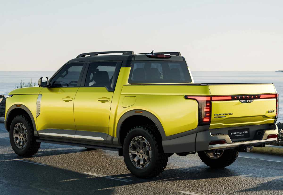 Vista trasera de tres cuartos de la Nissan Frontier Pro híbrida enchufable al descubierto, mostrando el portón trasero con el nombre de la marca iluminado, barra de luces LED continuas y molduras plásticas inferiores en color negro.