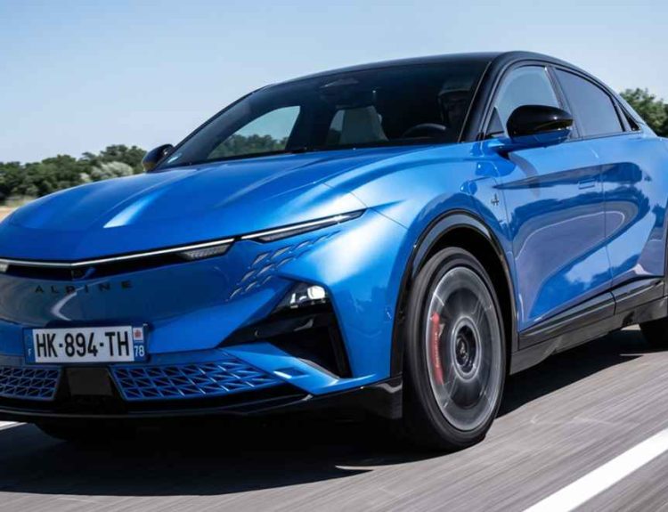 SUV eléctrico deportivo Alpine A390 GTS de color azul rodando a alta velocidad sobre el asfalto, destacando su diseño aerodinámico frontal y rines en movimiento.