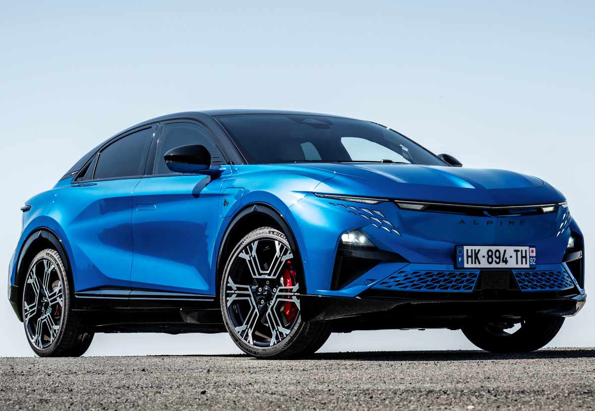 Vista frontal y lateral del Alpine A390 GTS azul estacionado sobre asfalto, mostrando sus faros afilados, el logotipo de Alpine y los rines forjados de 21 pulgadas.