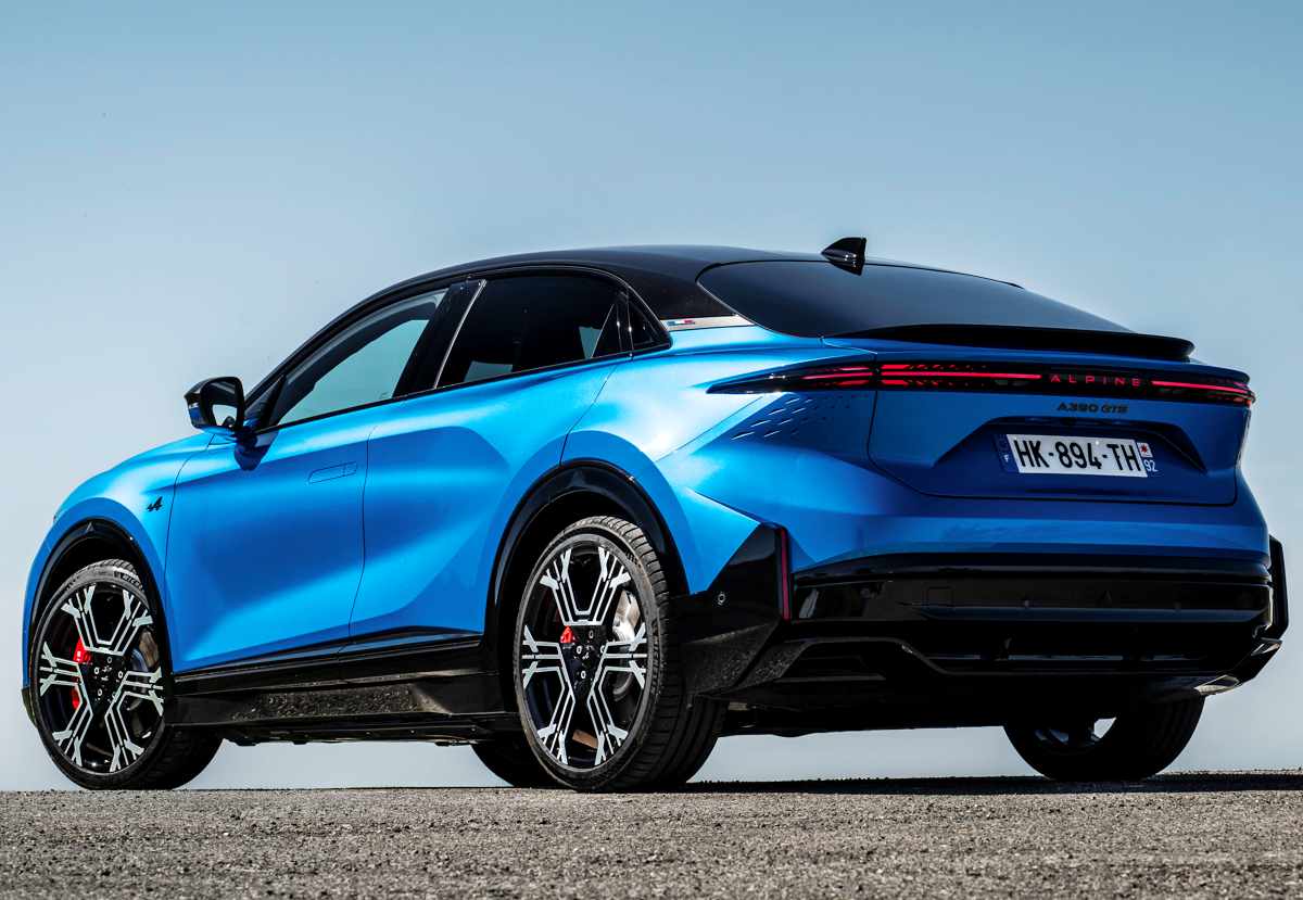 Diseño posterior del Alpine A390 GTS eléctrico, resaltando su silueta fastback, la fina línea de luces LED continua y el robusto difusor trasero aerodinámico.