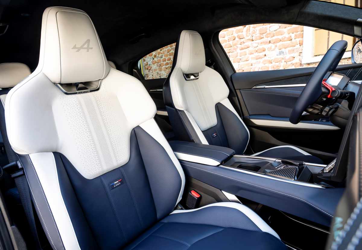 Asientos delanteros deportivos firmados por Sabelt en el interior del Alpine A390 GTS, tapizados elegantemente en cuero Nappa bicolor blanco y azul oscuro.