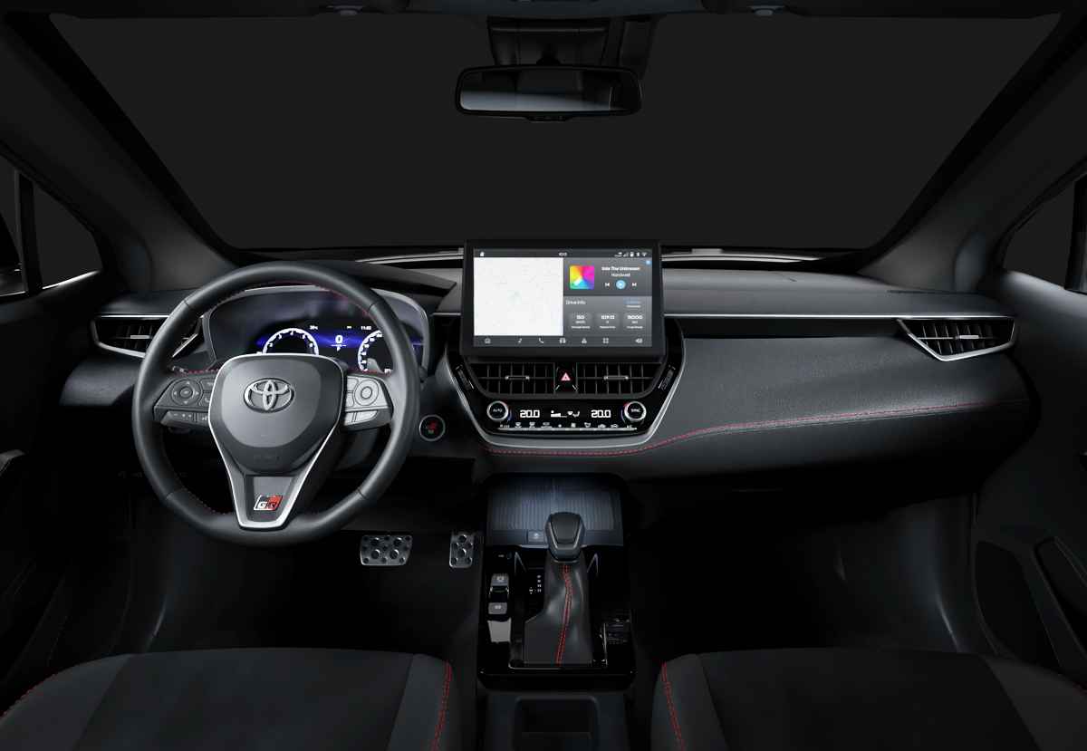 Vista general del tablero interior del Toyota Corolla Cross 2027, destacando el volante multifuncional, la consola central rectangular y la nueva pantalla multimedia de 10,1 pulgadas.