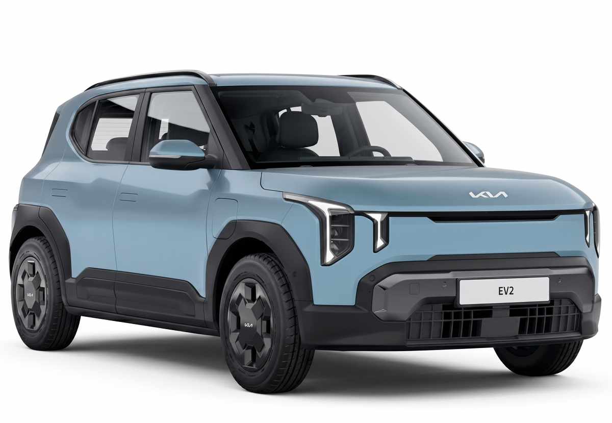 Vista frontal de tres cuartos del Kia EV2 color azul claro en estudio, mostrando su aspecto robusto, pasos de rueda de plástico oscuro y rines aerodinámicos.