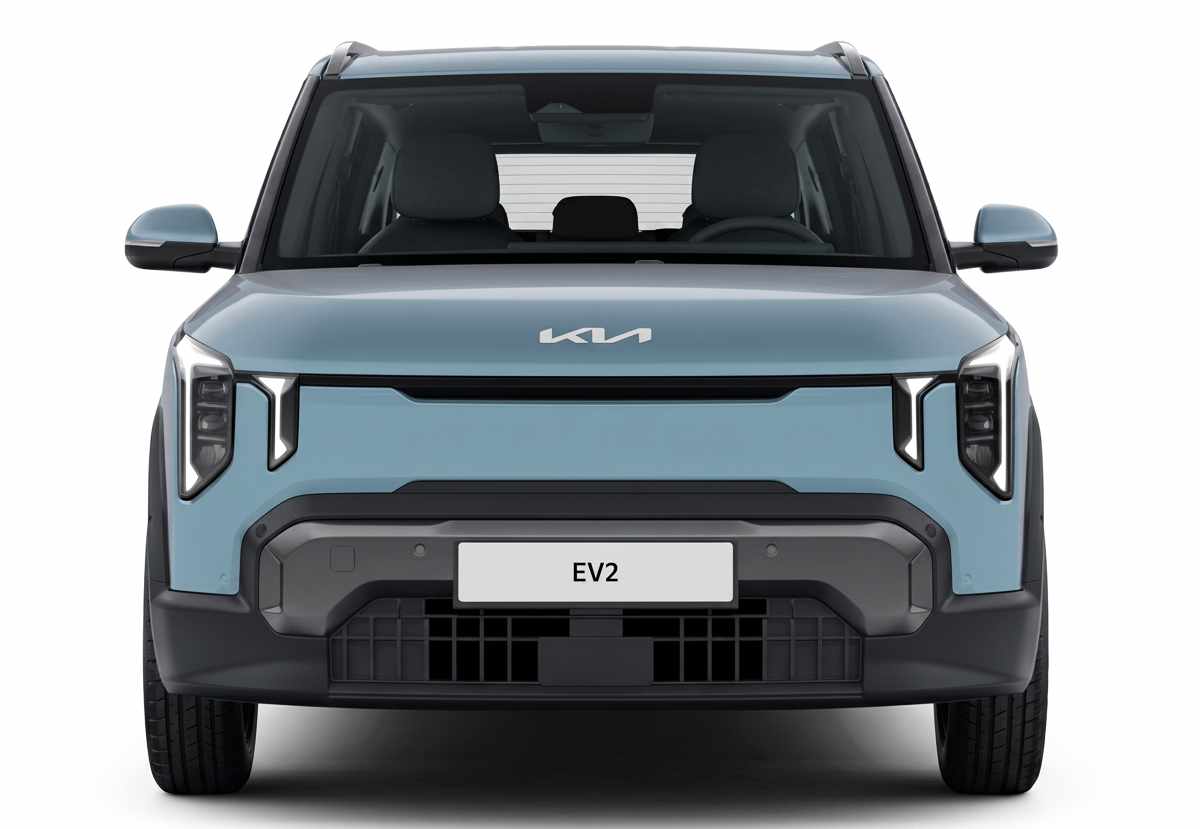 Diseño frontal directo del Kia EV2, evidenciando el capó liso, la parrilla cerrada y la firma lumínica característica de la marca surcoreana.