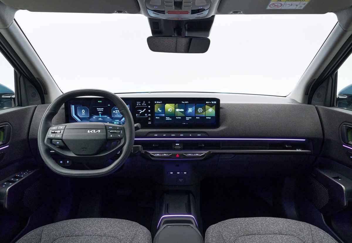 Habitáculo interior del Kia EV2 con el volante multifunción forrado en cuero sintético, el panel de instrumentos digital y la pantalla táctil central de 12,3 pulgadas.
