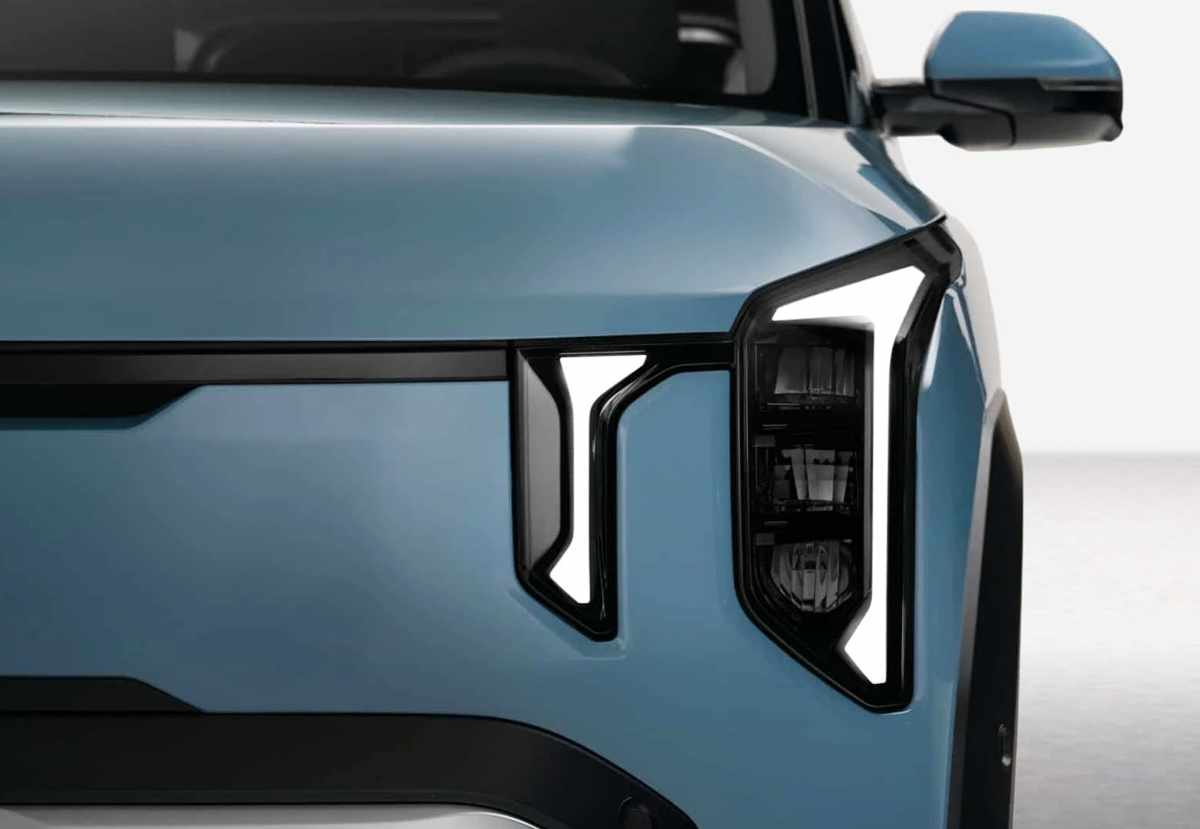 Primer plano del grupo óptico delantero izquierdo del Kia EV2, mostrando en detalle la luz diurna LED vertical y los proyectores principales.