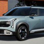 Vista frontal de tres cuartos de la nueva SUV Kia Seltos color azul claro estacionada en una calle urbana, destacando su rediseño con parrilla negra y faros LED.