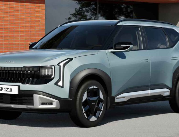 Vista frontal de tres cuartos de la nueva SUV Kia Seltos color azul claro estacionada en una calle urbana, destacando su rediseño con parrilla negra y faros LED.