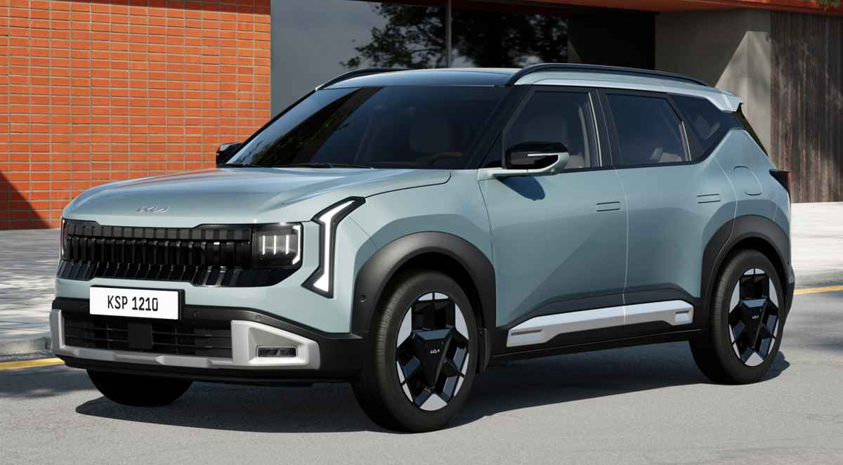 Vista frontal de tres cuartos de la nueva SUV Kia Seltos color azul claro estacionada en una calle urbana, destacando su rediseño con parrilla negra y faros LED.