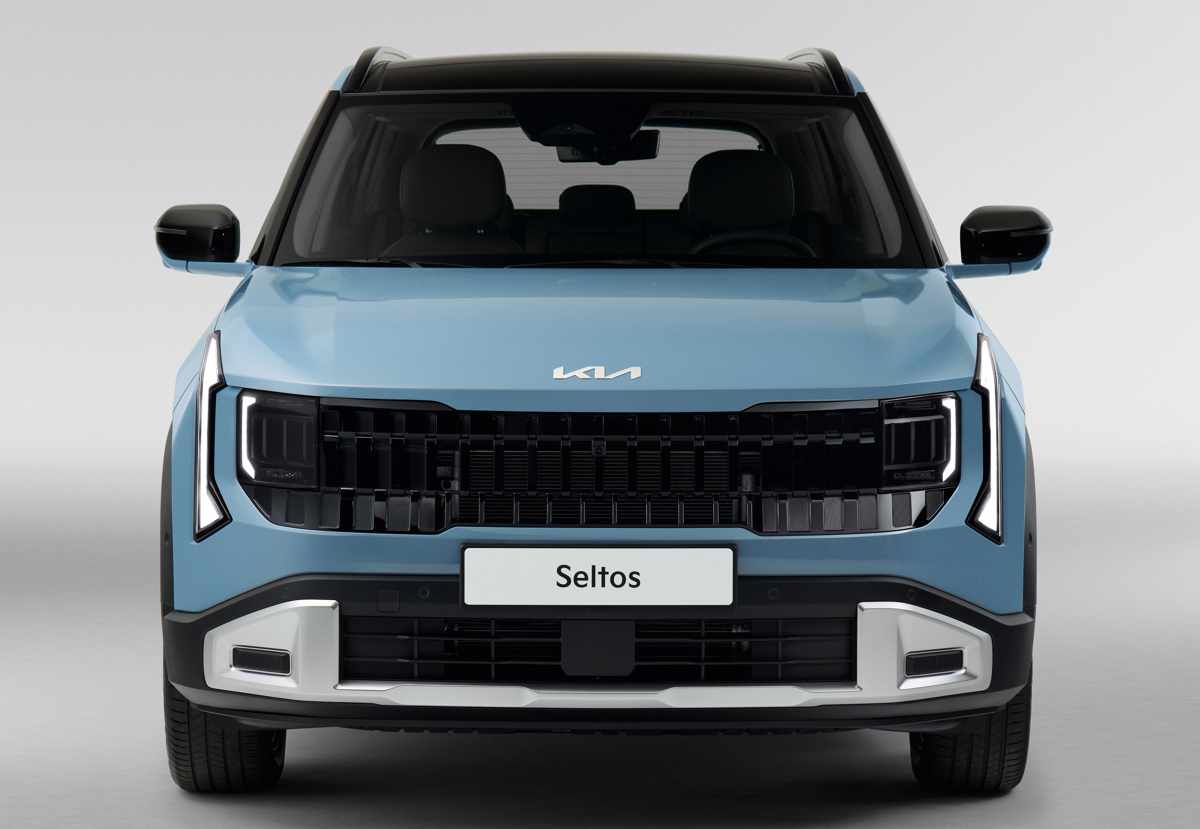 Diseño frontal directo de la nueva Kia Seltos, evidenciando la amplia parrilla rectangular oscura integrada a los faros principales y las marcadas luces diurnas LED.