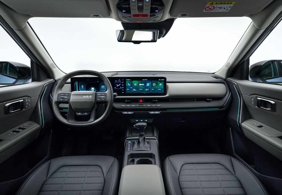 Habitáculo interior de la nueva Kia Seltos mostrando el panel panorámico continuo que une el cuadro de instrumentos digital y la pantalla táctil de 12,3 pulgadas.