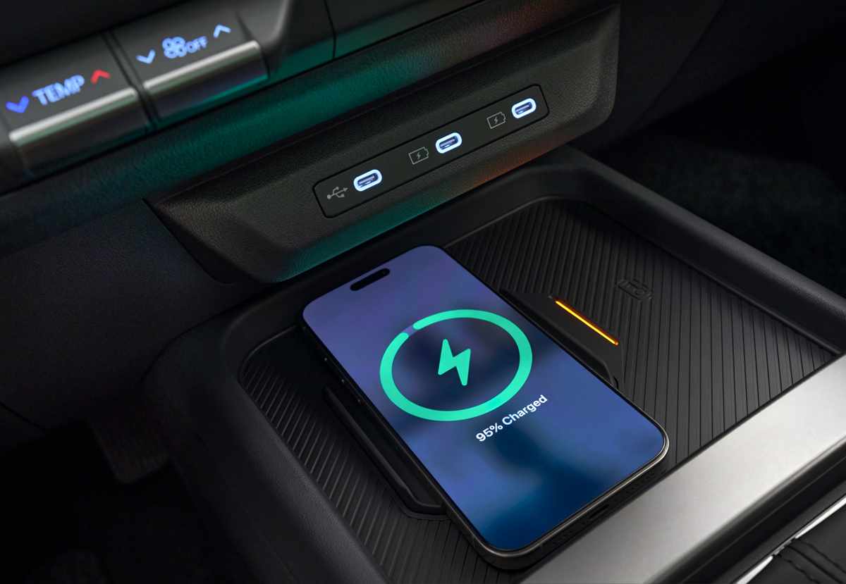Consola central de la nueva Kia Seltos detallando el cargador inalámbrico para teléfonos celulares, luz indicadora de carga y múltiples puertos USB-C.