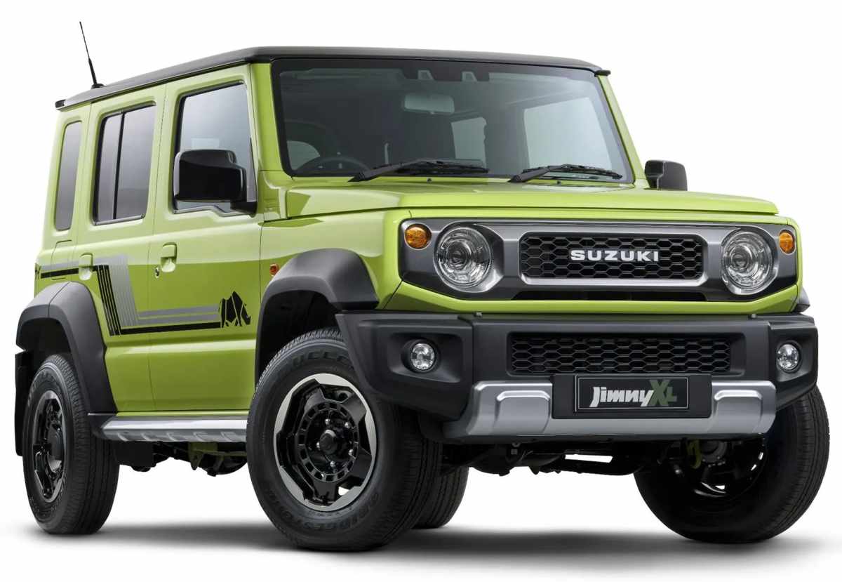 Vista de estudio tres cuartos del Suzuki Jimny XL Rhino de cinco puertas en tono Amarillo Cinético, mostrando sus calcomanías laterales de rinoceronte y techo Negro Perla.