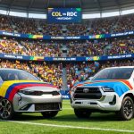 Representación digital de un estadio del Mundial 2026 con un automóvil Kia K3 plateado envuelto en la bandera de Colombia junto a una camioneta Toyota Hilux blanca con la bandera de la República Democrática del Congo en el campo.