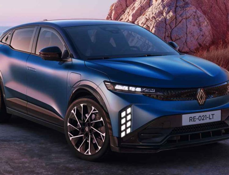 Vista frontal de tres cuartos del nuevo Renault Mégane E-Tech 2027 color azul satinado estacionado junto a la costa, destacando su nueva parrilla oscura y luces diurnas verticales.