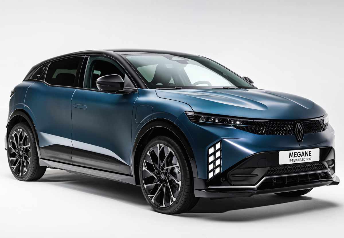 Vista de estudio frontal de tres cuartos del Renault Mégane E-Tech 2027 exhibiendo su carrocería azul con techo negro contrastante y grandes rines diamantados.