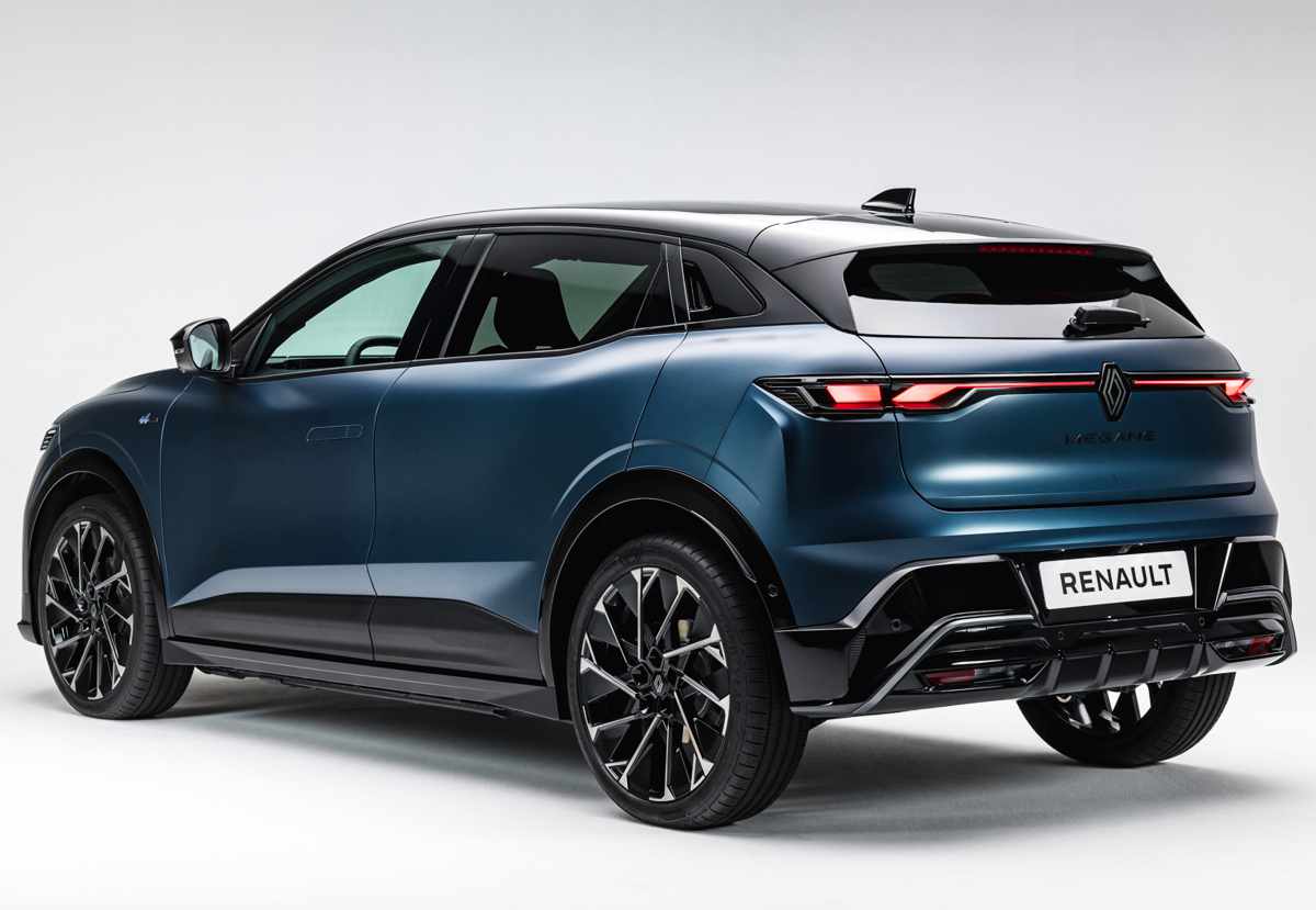 Parte posterior de tres cuartos del renovado Renault Mégane E-Tech en estudio, mostrando los nuevos faros traseros tridimensionales LED y el rediseñado bumper inferior oscuro.