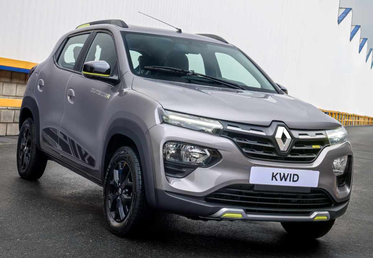 Vista frontal de tres cuartos del nuevo Renault Kwid Outsider colombiano en color gris, destacando su diseño exterior urbano, apliques amarillos y rines oscuros.