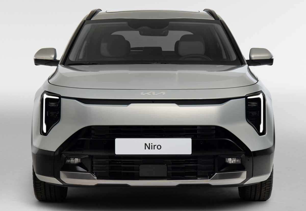 Vista frontal directa de la actualizada Kia Niro 2027, donde se aprecia la delgada parrilla superior estilo 'Tiger Face', los faros principales reubicados en formato vertical y el emblema central de la marca.