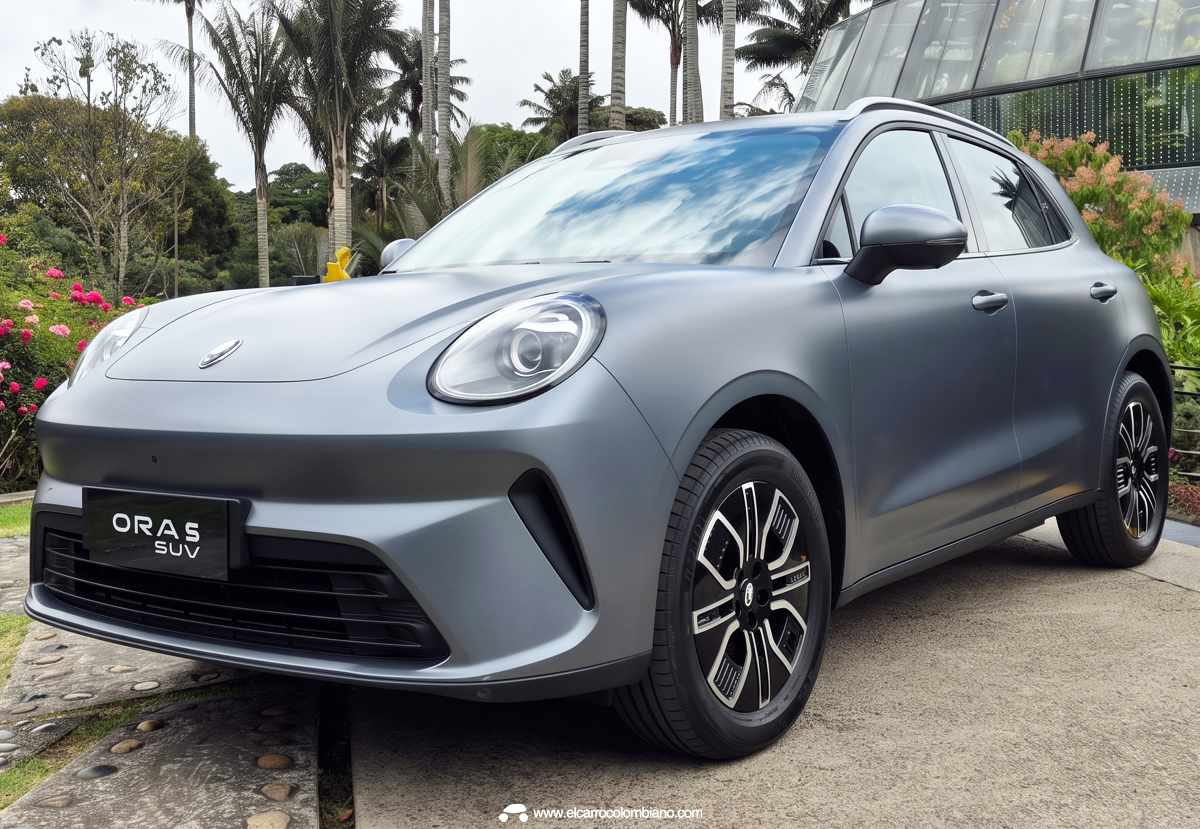 Vista frontal tres cuartos de la SUV GWM Ora 5 con carrocería en un llamativo color gris mate, resaltando sus faros LED circulares, rines bitono de 18 pulgadas y el diseño aerodinámico del parachoques delantero.