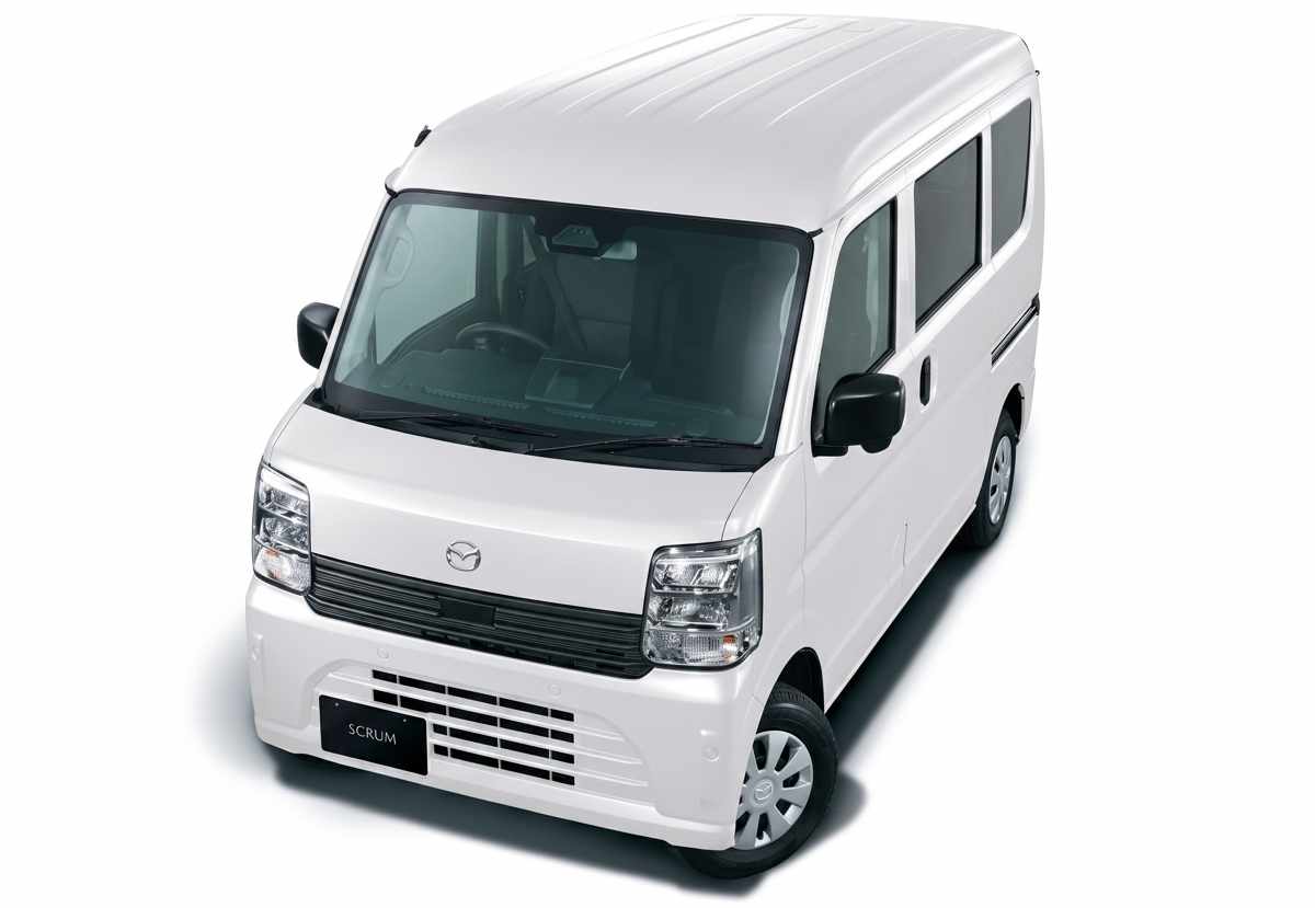 Perspectiva superior frontal de la furgoneta Mazda Scrum Van básica de techo alto en color blanco sólido, capturada sobre un fondo neutro para destacar sus líneas rectangulares y su enfoque netamente utilitario.