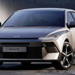 Vista frontal tres cuartos del nuevo sedán Hyundai Elantra 2027 en color plata mate, destacando su diseño exterior futurista con faros LED ultradelgados, pasos de rueda ensanchados y rines bitono de diseño angular.